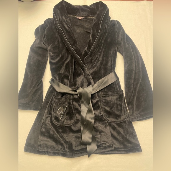 Size M/L Victoria’s Secret black plush soft fuzzy robe

#7 - Picture 1 of 7